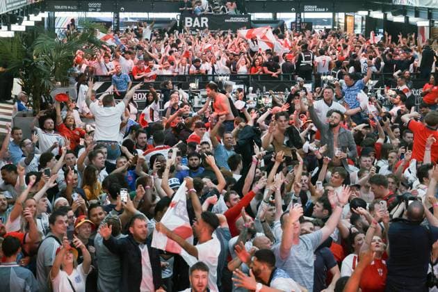 . 06 07 2024. London, United Kingdom. England Fans BoxPark Wembley. Supporters watch screening of England s knockout game against Switzerland on the big screen at BoxPark, Wembley.  xMartynxWheatleyx xi-Imagesx IIM-25357-0061