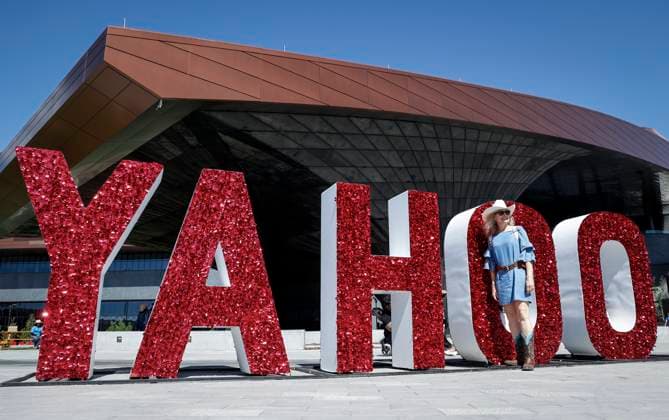 July 6, 2024, Calgary, Ab, CANADA: A visitor poses next to a Yahoo sign at the Calgary Stampede in Calgary, Alta., Saturday, July 6, 2024. Calgary CANADA  - ZUMAc35_ 20240706_zaf_c35_003 Copyright: xJeffxMcintoshx