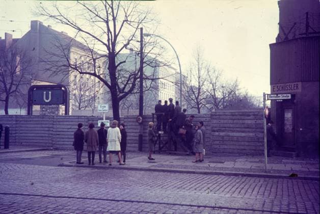 Archivbilder der Woche KW27 Berlin GER, 202401101, AufnahmeBerlin,1968, Mauerverlauf, Ansicht vom Westteil der Stadt, Bernauer Strasse *** Berlin GER, 202401101, photoBerlin,1968, course of the Wall, view from the western part of the city, Bernauer Strasse