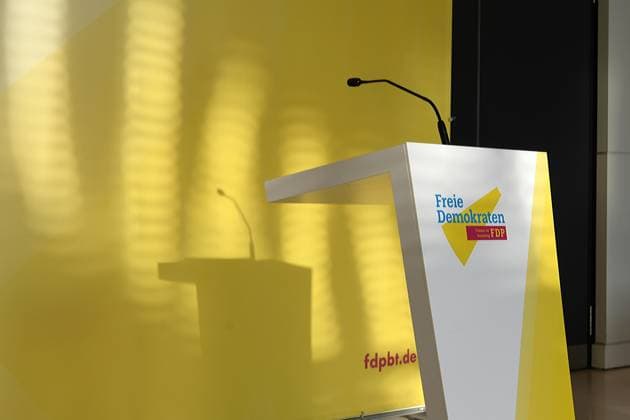 Das Rednerpult vor dem Fraktionssaal der FDP im Bundestag wirft einen Schatten im morgendlichen Sonnenlicht. Schattenwurf FDP-Rednerpult *** The lectern in front of the FDP parliamentary chamber in the Bundestag casts a shadow in the morning sunlight Shadow cast by the FDP lectern