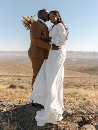 Creative Highlights Symbolbilder Husband and wife embracing on a solar wind turbine farm Ellensburg, Washington, United States CR_PRKN240707-1470573-01 ,model released, Symbolfoto