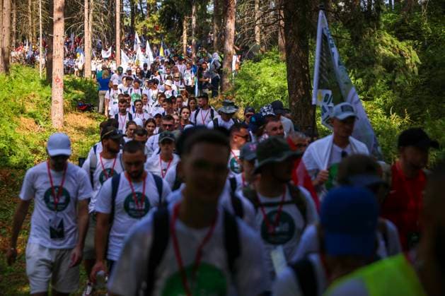 Bilder des Jahres 2024, News 07 Juli News Themen der Woche KW28 News Bilder des Tages Anniversary of the genocide against the Bosniaks of Srebrenica Around 5,000 participants began the three day Peace March along the path of salvation . The march started on July 08, 2024 from Nezuk and it s heading towards Potocari near Srebrenica, Bosnia and Herzegovina. At the head of the column are the survivors from Srebrenica who left from Srebrenica in July 1995. Thousands were killed and only a few managed to reach the free territory in Tuzla or Kladnje. There are a large number of citizens from Bosnia and Herzegovina, but also from other countries in Europe and the world.  ArminxDurgut PIXSELL