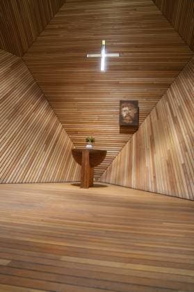 Creative Highlights World Modern interior of a wooden church with an altar table, flowers and a cross, minimalist design, Penken, Zillertal, Austria, Europe *** Modern Interior of a Wooden Church With to Altar table, Flowers and a cross, minimalist design, Penken, Zillertal, Austria, Europe Copyright: imageBROKER ManuelxKamuf iblmlk10942653.jpg