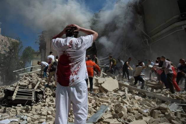 Bilder des Jahres 2024, News 07 Juli News Themen der Woche KW28 News Bilder des Tages July 8, 2024, Kyiv, Kyiv Oblast, Ukraine: An injured hospital worker watches as rescue efforts begin. Russian missile attacks on the city, damaged and partially destroyed a children s hospital. Kyiv Ukraine - ZUMAk176 20240708_zip_k176_011 Copyright: xMadeleinexKellyx