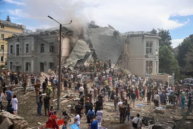Bilder des Jahres 2024, News 07 Juli News Themen der Woche KW28 News Bilder des Tages Russian Missile Attack on Ukraine’s Cities - 08 Jul 2024 People search for victims after the Russian army launched a rocket attack on the Ohmatdyt children s clinic. In the morning, the Russian army carried out a mass missile attack on the Ukrainian cities of Kyiv, Dnipro, Kryvyi Rih, Sloviansk, Kramatorsk, using more than 40 missiles of various types. In Kyiv, residential buildings, infrastructure facilities and children’s hospital ‘Okhmatdyt’ were damaged. Rescuers continue to search for people under the rubble. Kyiv Ukraine Copyright: xAleksandrxGusevx xSOPAxImagesx Oleksandr-Gusev-Ohmatdet-02072024(14)