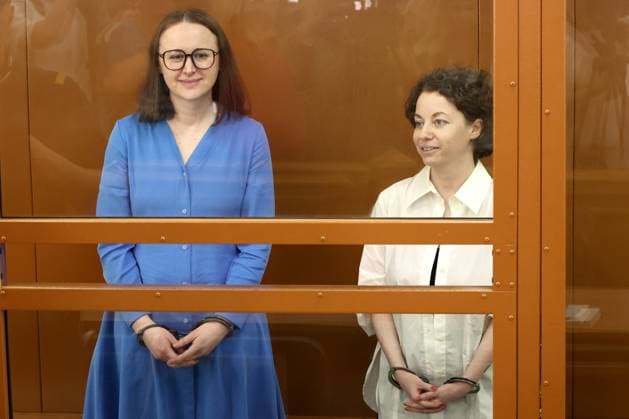 Bilder des Jahres 2024, News 07 Juli News Themen der Woche KW28 News Bilder des Tages RUSSIA, MOSCOW - JULY 8, 2024: Playwright Svetlana Petriychuk (L) and stage director Yevgenia Berkovich charged with condoning terrorism receive their sentences from the 2nd Western Military District Court. Valery Sharifulin TASS  71900047