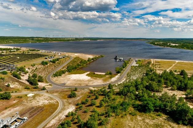 Abraumförderbrücke Blick am 6. Juli 2024 vom Besucherbergwerk Abraumförderbrücke F60 über den ehemaligen Tagebau und jetzigen Bergheider See in der Lausitz an der Grenze von Brandenburg zu Sachsen. Lichterfelde Schacksdorf Brandenburg Deutschland _JK17052 *** Overburden conveyor bridge View on July 6, 2024 from the visitor mine overburden conveyor bridge F60 over the former opencast mine and now Bergheider See in Lusatia on the border of Brandenburg to Saxony Lichterfelde Schacksdorf Brandenburg Germany JK17052