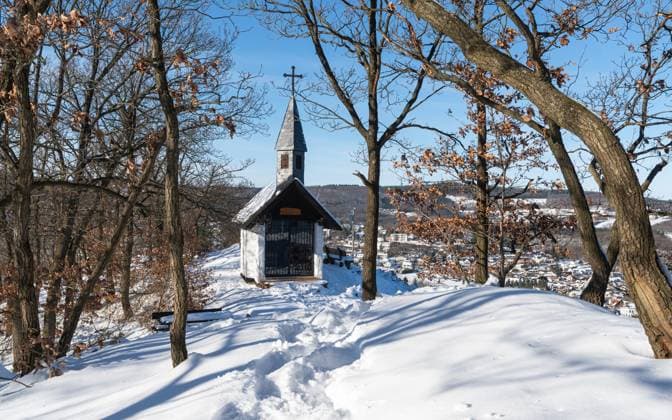 IMAGO Creative, Winter, Auf dem Land Chapel Obermaubach, Kreuzau, Eifel, Germany Kreuzau, Germany - January 20, 2024: Small chapel in the Eifel mountains with view to Obermaubach during winter on January 20 2024 in Nord Rhine Westphalia Germany Copyright: xZoonar.com AlexanderxLudwigx 21786559