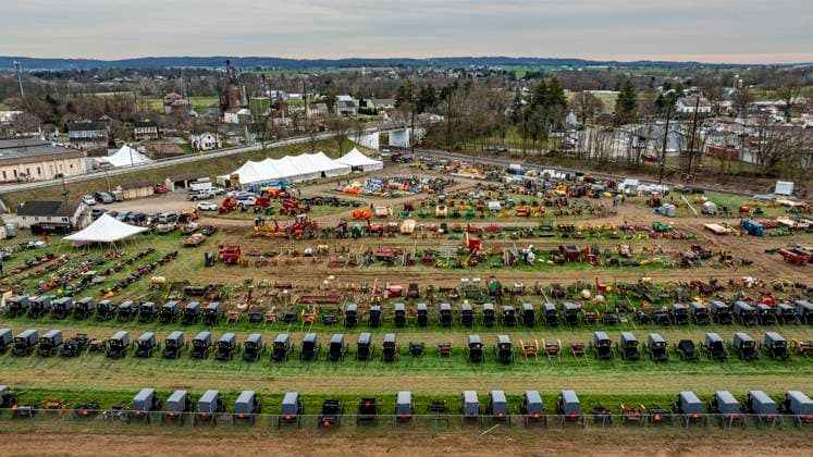 Rustic Amish Mud sale Auction Day from Above Gordonville, Pennsylvania, USA, March 3, 2024 - A bustling rural auction comes to life in this overhead shot, capturing rows of Amish buggies and an array of agricultural equipment on sale. Copyright: xZoonar.com GregxKeltonx 21791236