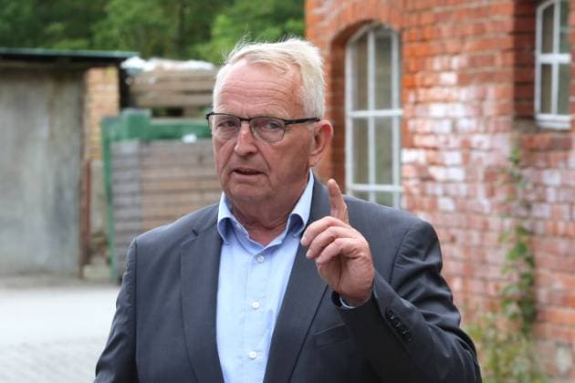 Porträt am Montag (08.07.2024) in Kneese (Landkreis Nordwestmecklenburg) von dem Landwirtschaftsminister des Landes Mecklenburg Vorpommern Dr. Till Backhaus. Im Verlauf des Tages besuchte der Bundesminister für Ernährung und Landwirtschaft Cem Özdemir (Hier nicht im Bild) das Land MV. Begleitet wurde er dabei u.a. von dem zuständigen Landesminister wie hier bei einem Besuch der örtlichen Mosterei und der Streuobstwiese. *** Portrait on Monday 08 07 2024 in Kneese Landkreis Nordwestmecklenburg by the Minister of Agriculture of the State of Mecklenburg-Vorpommern Dr. Till Backhaus During the course of the day, the Federal Minister of Food and Agriculture Cem Özdemir Not pictured here visited the state of MV He was accompanied by the re