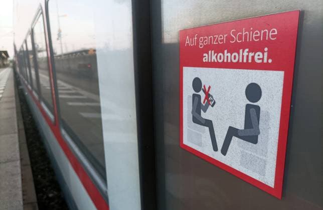 Deutschland Ticket , Alkoholverbot , Bahn, DB, Deutsche Bahn, Zug, Eisenbahn, Zugbegleiter, Gleise, Lokführer, Fahrgäste, Pendler, reisen in Nürnberg , Bayern , Deutschland . Juli 09, 2024.