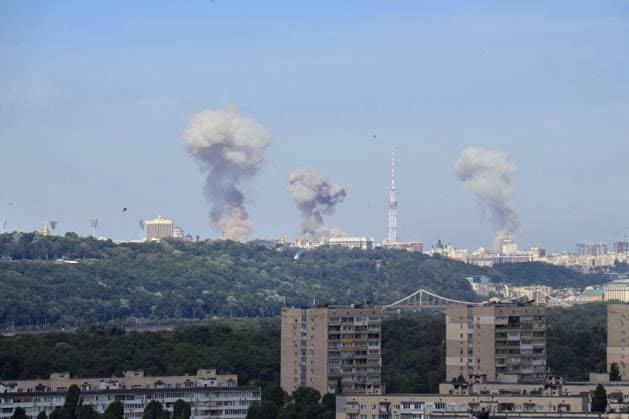 Bilder des Jahres 2024, News 07 Juli News Themen der Woche KW28 News Bilder des Tages Russian Strikes Kill Dozens - Kyiv Smoke rises over Ukrainian capital as a result of a massive Russian missile strike, Kyiv, capital of Ukraine, July 8, 2024. The attack on Kyiv is part of a wider Russian strike across Ukraine which has left dozens dead, as President Volodymyr Zelenskyy warned there were people trapped under the rubble at the children s hospital. Photo by Yevhen Kotenko Ukrinform ABACAPRESS.COM Kyiv Ukraine  Copyright: xKotenkoxYevhen Ukrinform ABACAx