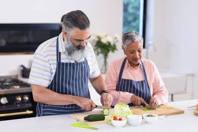 IMAGO Creative, Food, Trend, Meal Prep Senior couple chopping vegetables together in modern kitchen, preparing meal Senior couple chopping vegetables together in modern kitchen, preparing meal. Cooking, togetherness, meal prep, seniors, healthy eating, indoors, model released, , property released, Cape Town, South Africa, 18.04.2024, 5480161.jpg, people,senior,couple,chopping,vegetables,modern,kitchen,preparing,meal,cooking,togetherness,meal prep,seniors,healthy eating,indoors,elderly,retirement,lifestyle,home,domestic,culinary,unaltered,food,fresh,ingredients,teamwork,bonding,activity,hobby,nutrition,diet,wellness,love,relationship,family,mature,happiness,smiling,apron,countertop,cutting board,knife,salad,dinner,lunch,breakfast,organic,vegetarian,vegan,health Mature Adult,Man,
