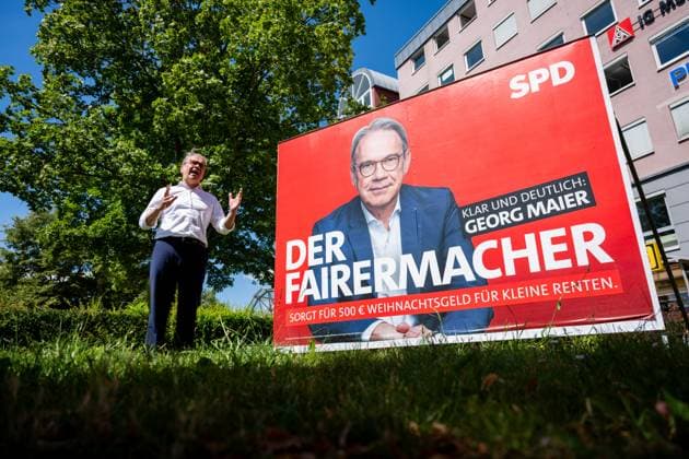 SPD THÜRINGEN PRÄSENTIERT LANDTAGSWAHLKAMPAGNE 09 07 2024 - Erfurt: Der Spitzenkandidat der SPD Thüringen, Georg Maier, vor einem der präsentierten Plakatmotive. Präsentation der Landtagswahlkampagne des SPD Thüringen am 9. Juli 2024. _________________ *** SPD THURINGIA PRESENTS STATE ELECTION CAMPAIGN 09 07 2024 Erfurt The top candidate of the SPD Thuringia, Georg Maier, in front of one of the presented poster motifs Presentation of the state election campaign of the SPD Thuringia on July 9, 2024