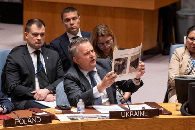 Bilder des Jahres 2024, News 07 Juli News Themen der Woche KW28 News Bilder des Tages July 9, 2024, New York, New York, United States: Ambassador Sergiy Kyslytsya of Ukraine speaks while holding a photo of remnants of the missile X-1 which hit children s hospital in Kyiv during an emergency Security Council meeting at UN Headquarters in New York on July 9, 2024. Meeting was called after Russia bombed many civilian places in Ukraine on July 8, 2024 including children s hospital in Kyiv. Russia claimed the blast was caused by a misfiring Ukrainian air defence missile, but the UN said it was highly likely Moscow was behind the attack. Video footage and a site assessment indicated the building was directly hit by a Russian missile. New York United States - ZUMAr339 20240709_znp_r339_017 Copyright: xLevxRadinx