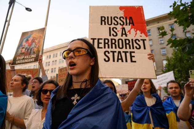 News Themen der Woche KW28 Ukrainians Mourn Victims Of Latest Russian Missile Attack. Demonstrators are wrapping themselves in national flags of Ukraine and holding signs during a protest in Warsaw, Poland, on July 9, 2024. A few hundred Ukrainians living in Poland are rallying outside the children s hospital and marching further outside the European Commission building in Warsaw to demand faster accession of Ukraine to NATO and the European Union. Warsaw Poland  Copyright: xAleksanderxKalkax originalFilename: kalka-ukrainia240709_np0Ct.jpg