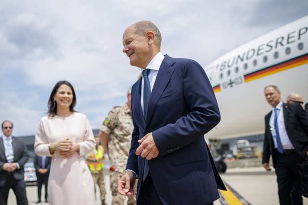 News Themen der Woche KW28 News Bilder des Tages Annalena Baerbock (Buendnis 90 Die Gruenen), Bundesaussenministerin, und Olaf Scholz (SPD), Bundeskanzler, aufgenommen bei ihrer Ankunft auf dem Dulles International Airport. Scholz und Baerbock reisen gemeinsam zum Gipfeltreffen der NATO in Washington. Washington, 09.07.2024. Fotografiert im Auftrag des Auswaertigen Amtes Washington United States *** Annalena Baerbock Buendnis 90 Die Gruenen , Federal Foreign Minister, and Olaf Scholz SPD , Federal Chancellor, photographed on their arrival at Dulles International Airport Scholz and Baerbock travel together to the NATO Summit in Washington Washington, 09 07 2024 Photographed on behalf of the Department of State Washington United States Copyright: xThomasxTrutschelxAAxphotothek.dex