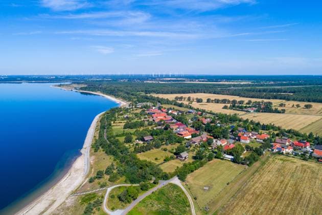 Lieske im Lausitzer Seenland DEU Deutschland Brandenburg Lieske, 09.07.2024, Luftaufnahme der Ortschaft Lieske am Ufer des Sedlitzer Sees im Lausitzer Seenland, Luftaufnahme mit einer Drohne. *** Lieske im Lausitzer Seenland DEU Germany Brandenburg Lieske, 09 07 2024, Aerial view of the village of Lieske on the shore of Lake Sedlitz in the Lusatian Lakeland, aerial view with a drone AF_Lieske_83228.jpeg