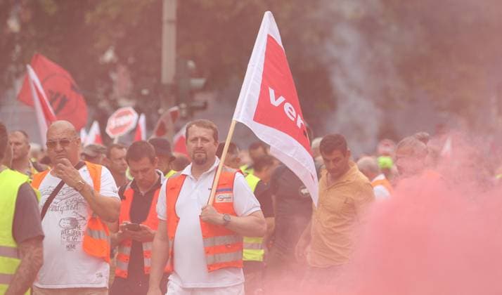 Warnstreik von Beschäftigten im Hamburger Hafen. Er findet im Rahmen der Tarifrunde Seehäfen statt, um vor der vierten Verhandlungsrunde den Druck auf die Arbeitgeber zu erhöhen. Zudem protestieren die Beschäftigten gegen den geplanten Einstieg der Containerreederei MSC bei der Hamburger Hafen und Logistik AG (HHLA). St. Georg Hamburg *** Warning strike by employees in the Port of Hamburg It is taking place as part of the collective bargaining round for seaports in order to increase the pressure on the employers ahead of the fourth round of negotiations In addition, the employees are protesting against the planned entry of the container shipping company MSC into Hamburger Hafen und Logistik AG HHLA St Georg Hamburg