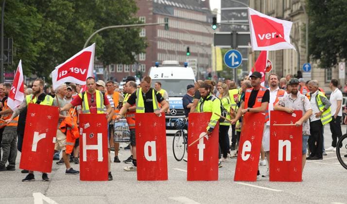 Warnstreik von Beschäftigten im Hamburger Hafen. Er findet im Rahmen der Tarifrunde Seehäfen statt, um vor der vierten Verhandlungsrunde den Druck auf die Arbeitgeber zu erhöhen. Zudem protestieren die Beschäftigten gegen den geplanten Einstieg der Containerreederei MSC bei der Hamburger Hafen und Logistik AG (HHLA). St. Georg Hamburg *** Warning strike by employees in the Port of Hamburg It is taking place as part of the collective bargaining round for seaports in order to increase the pressure on the employers ahead of the fourth round of negotiations In addition, the employees are protesting against the planned entry of the container shipping company MSC into Hamburger Hafen und Logistik AG HHLA St Georg Hamburg