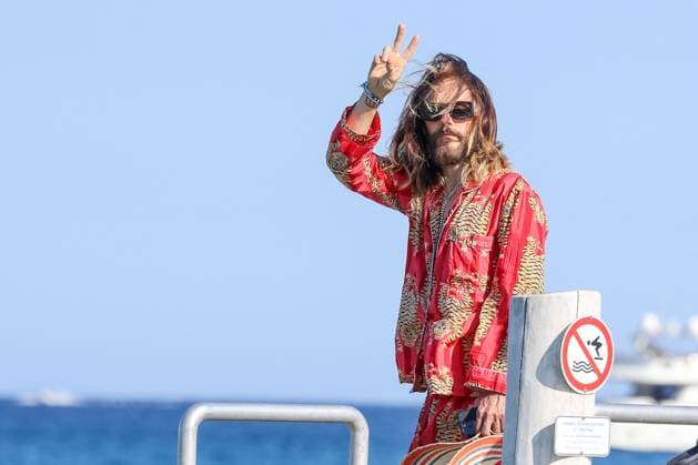 Bilder des Jahres 2024, Entertainment 07 Juli Entertainment Themen der Woche KW28 Entertainment Bilder des Tages Jared Leto and Sofia Boutella leave Club 55 in Saint Tropez Jared Leto et Sofia Boutella sortent du club 55 Ã Saint Tropez, CÃ te dAzur, France, le 10 juillet 2024 Jared then takes a zodiac with friends and loses his hat in the water but luckily he recovers it slightly wet Jared Leto and Sofia Boutella leave Club 55 in Saint Tropez, French Riviera, France on July 10, 2024 Jared then takes a zodiac with friends and loses his hat in the water but luckily he recovers it slightly wet Saint Tropez France  Copyright: xAgencex xBestimagexAgencex xBestimagex
