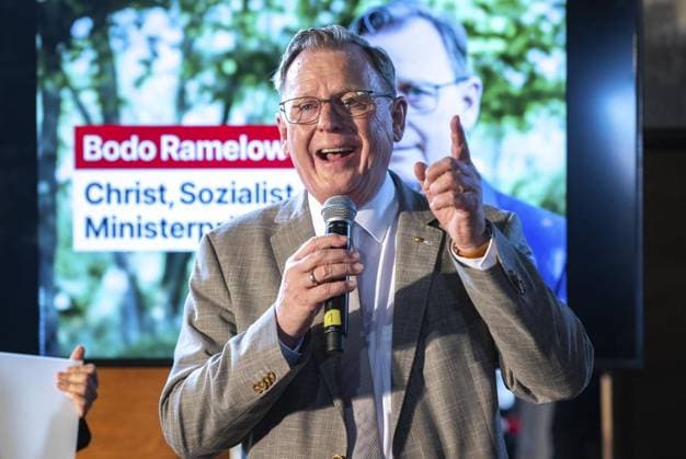 2024 LANDTAGSWAHL THÜRINGEN - WAHLKAMPFAUFTAKT DIE LINKE ** NUR FÜR REDAKTIONELLE ZWECKE ** EDITORIAL USE ONLY **<p>10 07 2024-Erfurt: 2024 Landtagswahl Thüringen - Präsentation der Wahlkampagne der Partei DIE LINKE mit Spitzenkandidat Bodo Ramelow (im Foto) im Zughafen Erfurt. ( Deutschland Thueringen Erfurt Copyright: SaschaxFromm *** 2024 STATE ELECTION THURINGIA ELECTION CAMPAIGN THE LEFT FOR EDITORIAL PURPOSES ONLY p 10 07 2024 Erfurt 2024 State Election Thuringia Presentation of the election campaign of the party DIE LINKE with top candidate Bodo Ramelow in the photo at the train station Erfurt Germany Thuringia Erfurt Copyright SaschaxFromm Copyright: SaschaxFromm doc7w8mumolaxz126dyq8ht ,EDITORIAL USE ONLY