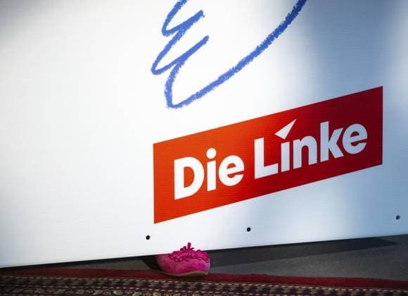 2024 LANDTAGSWAHL THÜRINGEN - WAHLKAMPFAUFTAKT DIE LINKE ** NUR FÜR REDAKTIONELLE ZWECKE ** EDITORIAL USE ONLY **<p>10 07 2024-Erfurt: 2024 Landtagswahl Thüringen - Präsentation der Wahlkampagne der Partei DIE LINKE mit Spitzenkandidat Bodo Ramelow im Zughafen Erfurt. im Foto: Wahlplakat ( Deutschland Thueringen Erfurt Copyright: SaschaxFromm *** 2024 STATE ELECTION THURINGIA ELECTION CAMPAIGN THE LEFT FOR EDITORIAL PURPOSES ONLY p 10 07 2024 Erfurt 2024 State Election Thuringia Presentation of the election campaign of the party DIE LINKE with top candidate Bodo Ramelow in the train harbor Erfurt in the photo election poster Germany Thuringia Erfurt Copyright SaschaxFromm Copyright: SaschaxFromm doc7w8mvnjq22e6arcv8hr ,EDITORIAL USE ONLY
