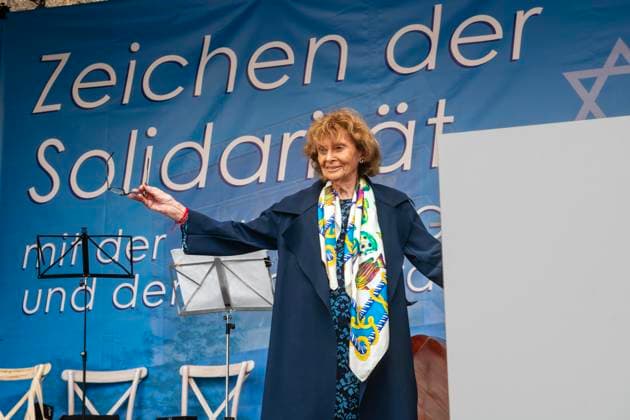 Bilder des Jahres 2024, News 07 Juli News Themen der Woche KW28 News Bilder des Tages Charlotte Knobloch, Präsidentin der Israelitischen Kultusgemeinde, München, Juli 2024 Deutschland, München, 10. Juli 2024, Charlotte Knobloch, Präsidentin der Israelitischen Kultusgemeinde München und Oberbayern, bei der Veranstaltung: Zeichen der Solidarität mit der jüdischen Gemeinschaft und dem Staat Israel, Jakobsplatz, Frau Knobloch auf der Bühne nach ihrer Ansprache, bundesweiter Solidaritätstag, Bayern, *** Charlotte Knobloch, President of the Jewish Community, Munich, July 2024 Germany, Munich, July 10, 2024, Charlotte Knobloch, President of the Jewish Community of Munich and Upper Bavaria, at the event Signs of Solidarity with the Jewish Community and the State of Israel, Jakobsplatz, Ms. Knobloch on stage after her speech
