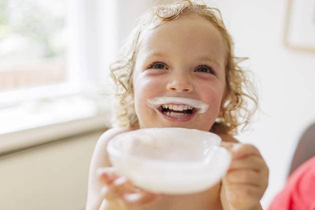 Creative Highlights Symbolbilder Kleinkind mit einem Milchbart, Bonn, 10.07.2024. Bonn Deutschland *** Toddler with a milk mustache, Bonn, 10 07 2024 Bonn Germany Copyright: xUtexGrabowskyxphotothek.dex