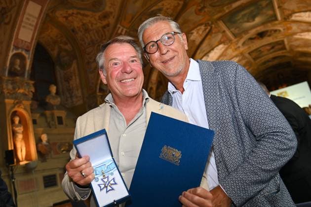 from left Patriick LINDNER Saenger, actor with husband Peter SCHAEFER Award of the Bavarian Order of Merit in the Antiquariat of the Residenz in Munich on 10 07 2024