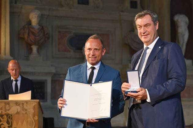 Thorsten GLAUBER State Minister for the Environment and Consumer Protection , Markus SOEDER State Premier of Bavaria and CSU Chairman Award of the Bavarian Order of Merit in the Antiquariat of the Residence in Munich on 10 07 2024