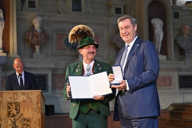 Anton HOETZELSPERGER Member of the Bavarian Traditional Costume Association , Markus SOEDER State Premier of Bavaria and CSU Chairman Award of the Bavarian Order of Merit in the Antiquariat of the Residence in Munich on 10 07 2024