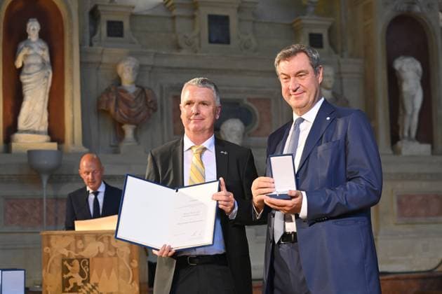 Colonel a D Stefan LEONHARD, Markus SOEDER State Premier of Bavaria and CSU Chairman Award of the Bavarian Order of Merit in the Antiquariat of the Residence in Munich on 10 07 2024
