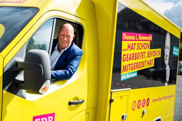 LANDTAGSWAHLKAMPF THÜRINGEN - FDP THÜRINGEN FAKTOMOBIL 11 07 2024 - Erfurt: Thomas L. Kemmerich (FDP) sitzt auf dem Fahrerplatz des Fahrzeugs. Übergabe des Wahlkampf-Fahrzeugs Faktomobil für den Landtagswahlkampf 2024 in Thüringen des Gründers des Focus, Helmut Markwort, an die FDP Thüringen. _________________ *** LANDTAGSWAHLKAMPF THÜRINGEN FDP THÜRINGEN FAKTOMOBIL 11 07 2024 Erfurt Thomas L Kemmerich FDP sits in the drivers seat of the vehicle Handover of the election campaign vehicle Faktomobil for the 2024 state election campaign in Thuringia by the founder of Focus, Helmut Markwort, to the FDP Thuringia
