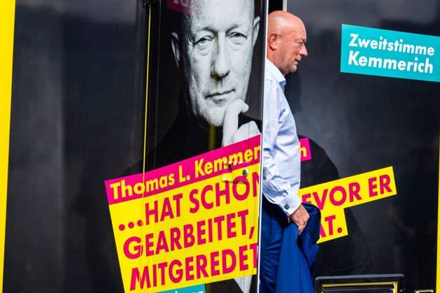 LANDTAGSWAHLKAMPF THÜRINGEN - FDP THÜRINGEN FAKTOMOBIL 11 07 2024 - Erfurt: Thomas L. Kemmerich (FDP) verlässt des Verkaufsraum des Fahrzeugs. Übergabe des Wahlkampf-Fahrzeugs Faktomobil für den Landtagswahlkampf 2024 in Thüringen des Gründers des Focus, Helmut Markwort, an die FDP Thüringen. _________________ *** LANDTAGSWAHLKAMPF THÜRINGEN FDP THÜRINGEN FAKTOMOBIL 11 07 2024 Erfurt Thomas L Kemmerich FDP leaves the sales room of the vehicle Handover of the election campaign vehicle Faktomobil for the 2024 state election campaign in Thuringia by the founder of Focus, Helmut Markwort, to the FDP Thuringia
