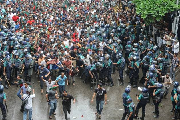 Bilder des Jahres 2024, News 07 Juli News Themen der Woche KW28 News Bilder des Tages Students protest against quota system in government jobs in Dhaka Students scuffle with police during a protest to demand merit-based system for civil service jobs in Dhaka on July 11, 2024. Bangladesh police on July 11 fired tear gas and rubber bullets to disperse university student protesters demanding the scrapping of quotas they say are rigged to support pro-government job candidates. Dhaka Dhaka District Bangladesh Copyright: xHabiburxRahmanx