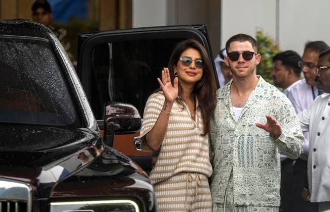 Bilder des Jahres 2024, Entertainment 07 Juli Entertainment Themen der Woche KW28 Entertainment Bilder des Tages MUMBAI, INDIA - JULY 11: Actress Priyanka Chopra and her husband singer Nick Jonas arrive in Mumbai to attend wedding of Anant Ambani and Radhika Merchant on July 11, 2024 in Mumbai, India. (Photo by Satish Bate Hindustan Times) Priyanka Chopra And Nick Jonas Arrive In Mumbai To Attend Anant Ambani And Radhika Merchant Wedding