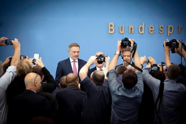 Scholz, Habeck, Lindner - Bundeshaushalt 2025 DEU, Deutschland, Germany, Berlin, 05.07.2024 Fotografen vor Christian Lindner , Bundesfinanzminister FDP , Olaf Scholz , Bundeskanzler SPD und Robert Habeck , Bundesminister fuer Wirtschaft und Klimaschutz und Vizekanzler, Buendnis 90 Die Gruenen (v.l.n.r.) waehrend der Bundespressekonferenz zum Thema Bundeshaushalt 2025 in Berlin Deutschland en: Christian Lindner , Federal Finance Minister FDP , Olaf Scholz , Federal Chancellor SPD and Robert Habeck , Federal Minister for Economic Affairs and Climate Protection and Vice Chancellor, Alliance 90 The Greens (f.l.t.r.) during the federal press conference on the subject of the 2025 federal budget plan in Berlin Germany *** Scholz, Habeck, Lindne