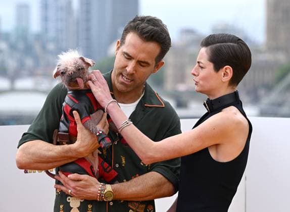 Entertainment Themen der Woche KW28 Entertainment Bilder des Tages Deadpool & Wolverine Photocall - London Ryan Reynolds, Emma Corrin and Peggy the dog at the UK photocall for Deadpool & Wolverine, London, UK. July 12th, 2024. Photo by Stuart Hardy ABACAPRESS.COM London London United Kingdom  Copyright: xStuartxHardy ABACAPRESS.COMx