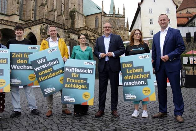 Erfurt, 12.07.2024 Wahlkampfauftakt der CDU Thüringen auf dem Erfurter Domplatz zur Landtagswahl am 1. September 2024 in Thüringen. Im Foto Landesvorsitzender und Spitzenkandidat zur Landtagswahl Mario Voigt (li.) und der Generalsekretär der CDU Thüringen, Christian Herrgott (re.) Foto: Mario Gentzel Thüringen Deutschland *** Erfurt, 12 07 2024 Election campaign kick-off of the CDU Thuringia on Erfurt Cathedral Square for the state election on September 1, 2024 in Thuringia In the photo state chairman and top candidate for the state election Mario Voigt left and the Secretary General of the CDU Thuringia, Christian Herrgott right Photo Mario Gentzel Thuringia Germany Copyright: xMarioxGentzelx