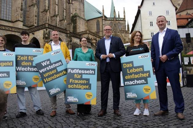 News Themen der Woche KW28 News Bilder des Tages Erfurt, 12.07.2024 Wahlkampfauftakt der CDU Thüringen auf dem Erfurter Domplatz zur Landtagswahl am 1. September 2024 in Thüringen. Im Foto Landesvorsitzender und Spitzenkandidat zur Landtagswahl Mario Voigt (li.) und der Generalsekretär der CDU Thüringen, Christian Herrgott (re.) Foto: Mario Gentzel Thüringen Deutschland *** Erfurt, 12 07 2024 Election campaign kick-off of the CDU Thuringia on Erfurt Cathedral Square for the state election on September 1, 2024 in Thuringia In the photo state chairman and top candidate for the state election Mario Voigt left and the Secretary General of the CDU Thuringia, Christian Herrgott right Photo Mario Gentzel Thuringia Germany Copyright: xMarioxGentzelx