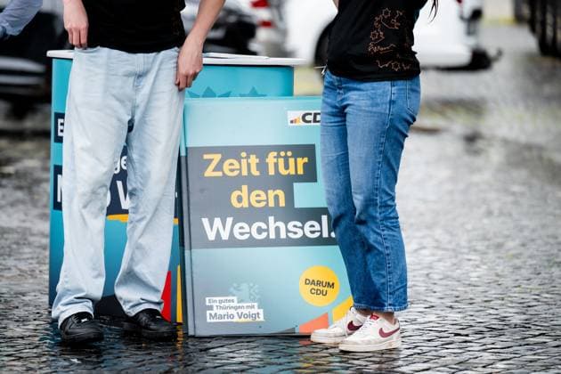 LANDTAGSWAHLKAMPF THÜRINGEN - KAMPAGNENPRÄSENTATION CDU THÜRINGEN 12 07 2024 - Erfurt: Ein Wahlplakat mit der Aufschrift Zeit für den Wechsel. Präsentation der Kampagne der CDU Thüringen zur Landtagswahl 2024 auf den Erfurter Domplatz am 12. Juli 2024. _________________ *** STATE ELECTION CAMPAIGN THURINGIA CAMPAIGN PRESENTATION CDU THURINGIA 12 07 2024 Erfurt An election poster with the inscription Time for change Presentation of the CDU Thuringia campaign for the state election 2024 on Erfurt Cathedral Square on July 12, 2024
