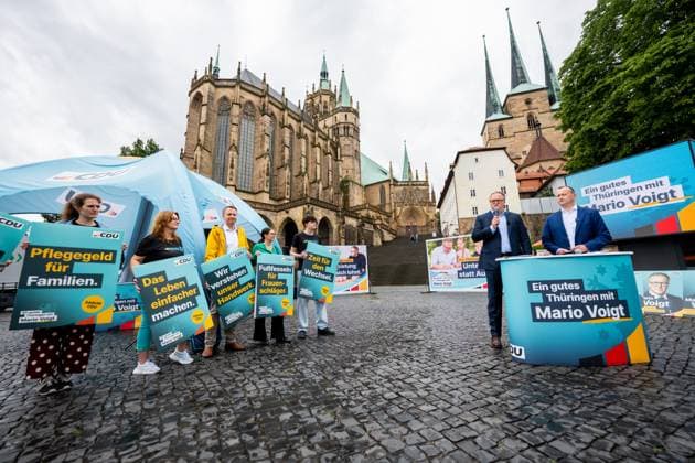 LANDTAGSWAHLKAMPF THÜRINGEN - KAMPAGNENPRÄSENTATION CDU THÜRINGEN 12 07 2024 - Erfurt: Der Spitzenkandidat der CDU Thüringen, Mario Voigt, mit Christian Herrgott (CDU) während der Präsentation. Präsentation der Kampagne der CDU Thüringen zur Landtagswahl 2024 auf den Erfurter Domplatz am 12. Juli 2024. _________________ *** STATE ELECTION CAMPAIGN THURINGIA CAMPAIGN PRESENTATION CDU THURINGIA 12 07 2024 Erfurt The top candidate of the CDU Thuringia, Mario Voigt, with Christian Herrgott CDU during the presentation of the CDU Thuringia campaign for the state election 2024 at the Erfurt Cathedral Square on July 12, 2024