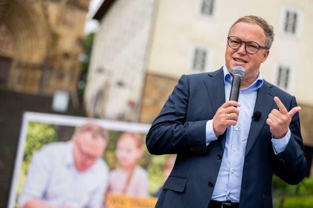 LANDTAGSWAHLKAMPF THÜRINGEN - KAMPAGNENPRÄSENTATION CDU THÜRINGEN 12 07 2024 - Erfurt: Der Spitzenkandidat der CDU Thüringen, Mario Voigt, während der Präsentation. Präsentation der Kampagne der CDU Thüringen zur Landtagswahl 2024 auf den Erfurter Domplatz am 12. Juli 2024. _________________ *** STATE ELECTION CAMPAIGN THURINGIA CAMPAIGN PRESENTATION CDU THURINGIA 12 07 2024 Erfurt The top candidate of the CDU Thuringia, Mario Voigt, during the presentation of the CDU Thuringia campaign for the state election 2024 at the Erfurt Cathedral Square on July 12, 2024