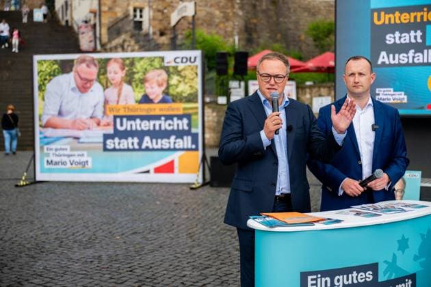 LANDTAGSWAHLKAMPF THÜRINGEN - KAMPAGNENPRÄSENTATION CDU THÜRINGEN 12 07 2024 - Erfurt: Der Spitzenkandidat der CDU Thüringen, Mario Voigt, mit Christian Herrgott (CDU) während der Präsentation. Präsentation der Kampagne der CDU Thüringen zur Landtagswahl 2024 auf den Erfurter Domplatz am 12. Juli 2024. _________________ *** STATE ELECTION CAMPAIGN THURINGIA CAMPAIGN PRESENTATION CDU THURINGIA 12 07 2024 Erfurt The top candidate of the CDU Thuringia, Mario Voigt, with Christian Herrgott CDU during the presentation of the CDU Thuringia campaign for the state election 2024 at the Erfurt Cathedral Square on July 12, 2024