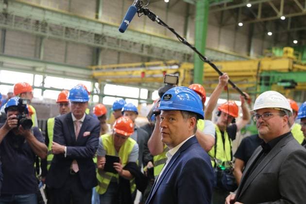 News Themen der Woche KW28 News Bilder des Tages Der Bundeswirtschaftsminister und Vizekanzler Robert Habeck (Bündnis 90 Die Grünen) macht Freitag (12.07.2024) in der Hansestadt Wismar (Nordwestmecklenburg) Station. Dort besucht er die Firma Thyssenkrupp Marine Systems (tkMS). Hier wird er zunächst durch den CEO Oliver Burkhard (re.) empfangen. Anschließend absolviert er einen Rundgang über das Werftgelände. (Hier in der Werfthalle bei einem Gespräch mit Journalisten) Im weiteren Verlauf spricht er dann noch er mit Unternehmensleitung und dem Betriebsrat IG Metall. *** The Federal Minister of Economics and Vice Chancellor Robert Habeck Bündnis 90 Die Grünen stops off in the Hanseatic town of Wismar Nordwestmecklenburg on Friday 12 07 2024 There he visits the company Thyssenkrupp M