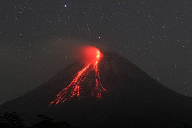 Bilder des Jahres 2024, News 07 Juli News Themen der Woche KW28 News Bilder des Tages July 12, 2024, Sleman, Yogyakarta Special Region, INDONESIA: Mount Merapi was seen emitting reddish hot lava as seen in AWALUM, Sleman, Yogyakarta, Indonesia, Friday, July 12 2024. The Yogyakarta Geological Disaster Technology Investigation and Development Agency (BPPTKG) reported that this week there was 1 hot cloud avalanche (APG) at a distance reaching 1,300 meters and 131 lava avalanches towards the Bebeng River, a maximum of 2,000 meters and to the Boyong River as far as 900 meters. Sleman INDONESIA - ZUMAr184 20240712_zap_r184_002 Copyright: xAntoniusxJagadxSRx