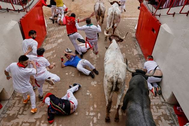 Bilder des Jahres 2024, News 07 Juli News Themen der Woche KW28 News Bilder des Tages July 13, 2024, Pamplona, Navarre, Spain: People take part in the traditional encierro (bull-run) of the San Fermin Festival in Pamplona, Spain on July 13, 2024. The bull-running fiesta is held annually from 06 to 14 July in commemoration of the city s patron saint. Visitors from all over the world attend the festival. Many of them physically participate in the highlight event - the running of the bulls, or encierro - where they attempt to outrun the animals along a route through the narrow streets of Pamplona s old city. Pamplona Spain - ZUMAa206 20240713_zsp_a206_002 Copyright: xRubenxAlbarranx