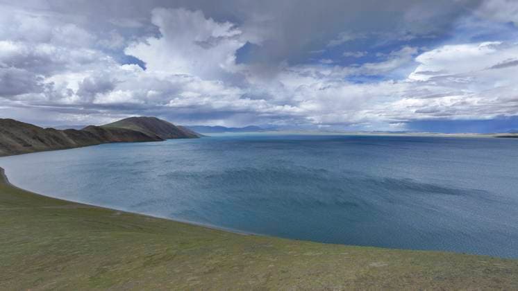 Creative Highlights World Bamucuo Lake Scenery in Nagqu Tourists are enjoying the scenery of Bamucuo Lake in Nagqu, China, on July 12, 2024. Ngqu Tibet China  Copyright: xCFOTOx originalFilename: cfoto-bamucuol240713_npAbA.jpg