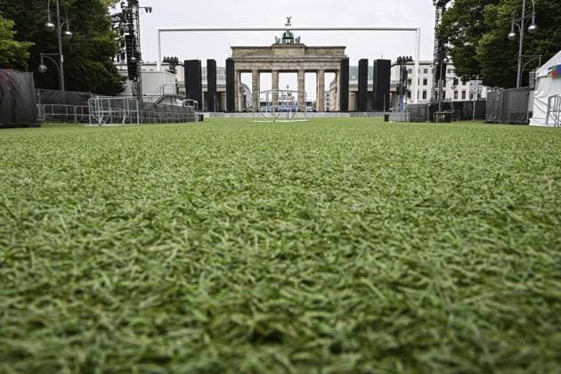 EM Accompaniment lawn cleaning at the Brandenburg Gate FOR EDITORIAL PURPOSES ONLY p EM Accompaniment lawn cleaning at the Brandenburg Gate, Jan Lautertbach, Synlawn company, photographed on 12 07 2024 in Berlin Germany Berlin Berlin Copyright MaurizioxGambarini Copyright: MaurizioxGambarini doc7w9z8mqc7sg1a1h1ujor ,EDITORIAL USE ONLY Copyright: MaurizioxGambarini